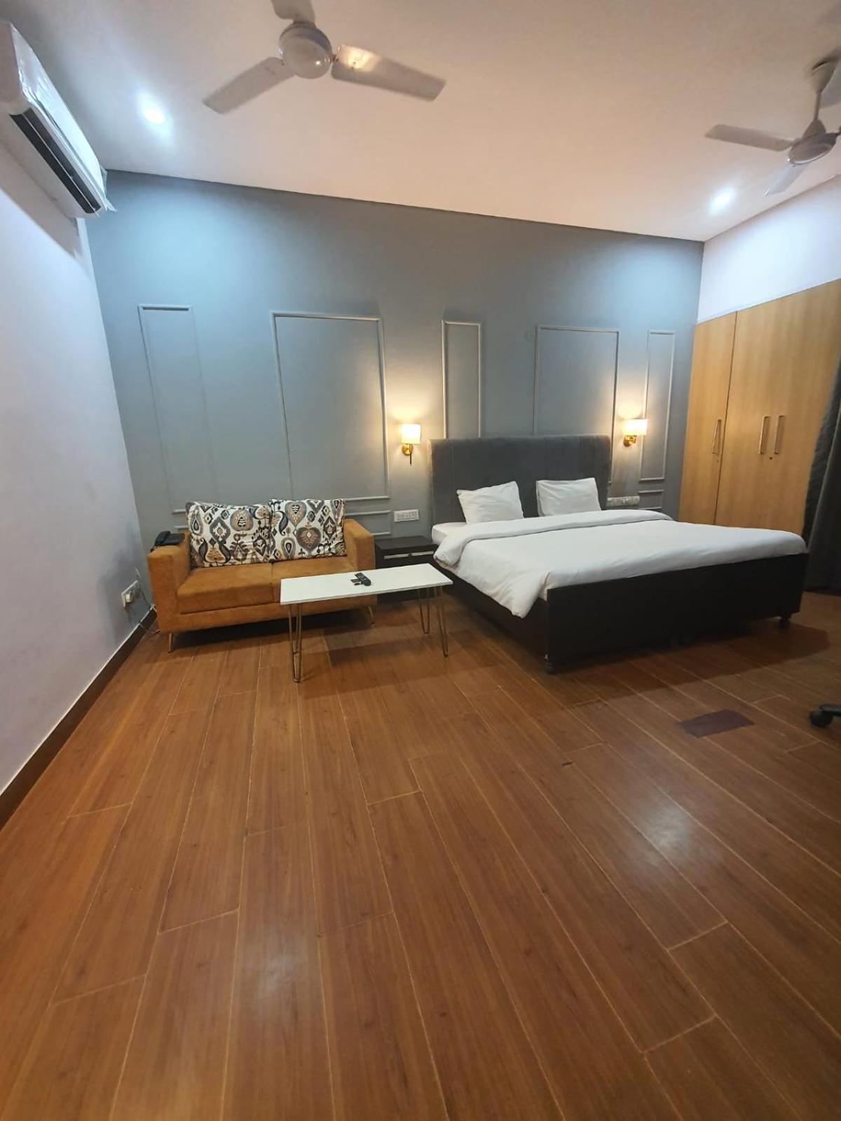 Mallenzo Suites Dlf Phase 1 Γκουργκάον Εξωτερικό φωτογραφία