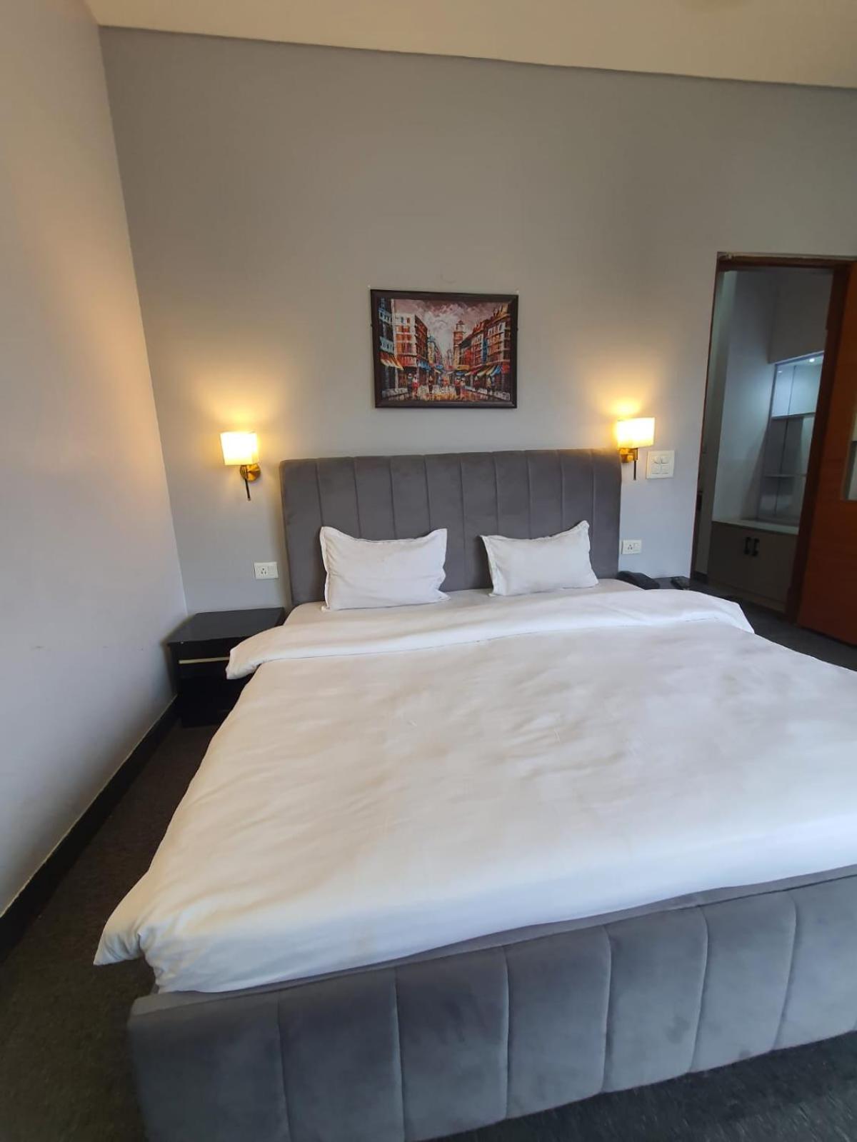 Mallenzo Suites Dlf Phase 1 Γκουργκάον Εξωτερικό φωτογραφία