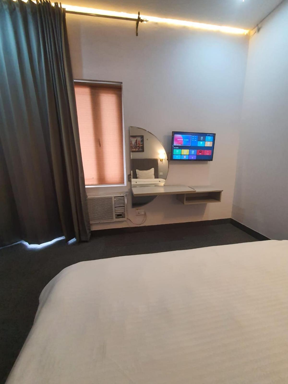 Mallenzo Suites Dlf Phase 1 Γκουργκάον Εξωτερικό φωτογραφία