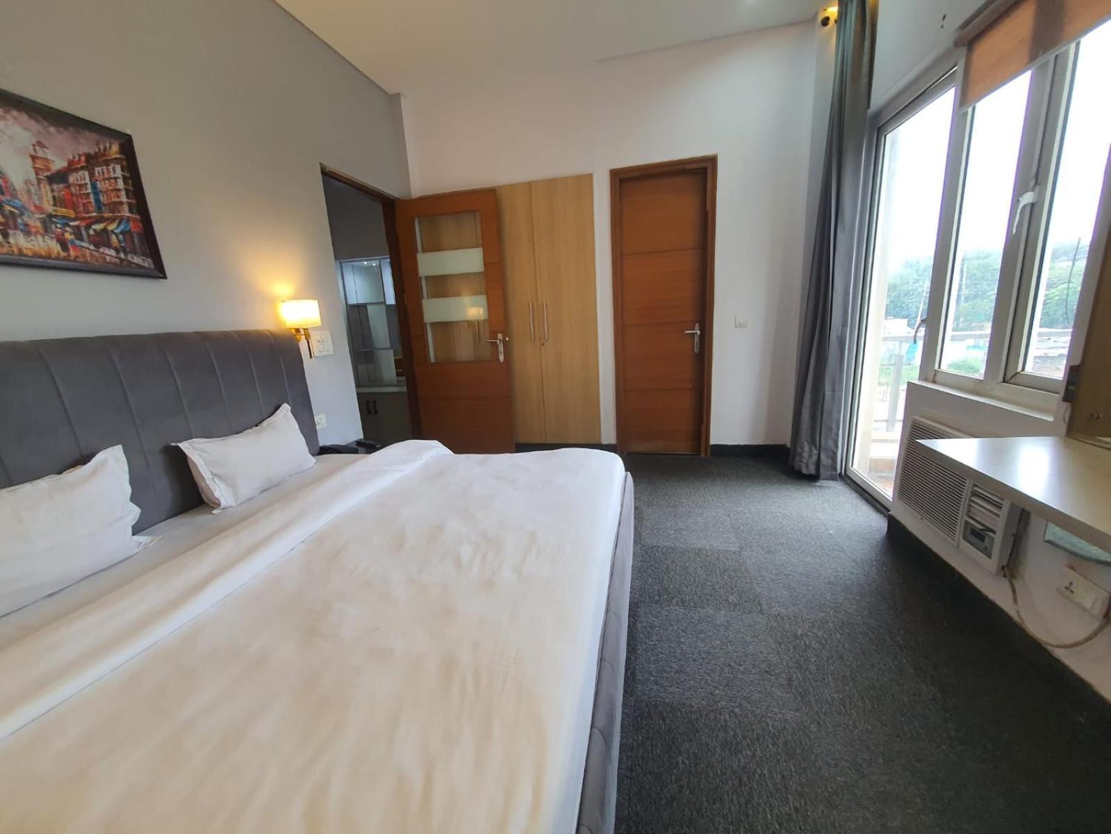 Mallenzo Suites Dlf Phase 1 Γκουργκάον Εξωτερικό φωτογραφία