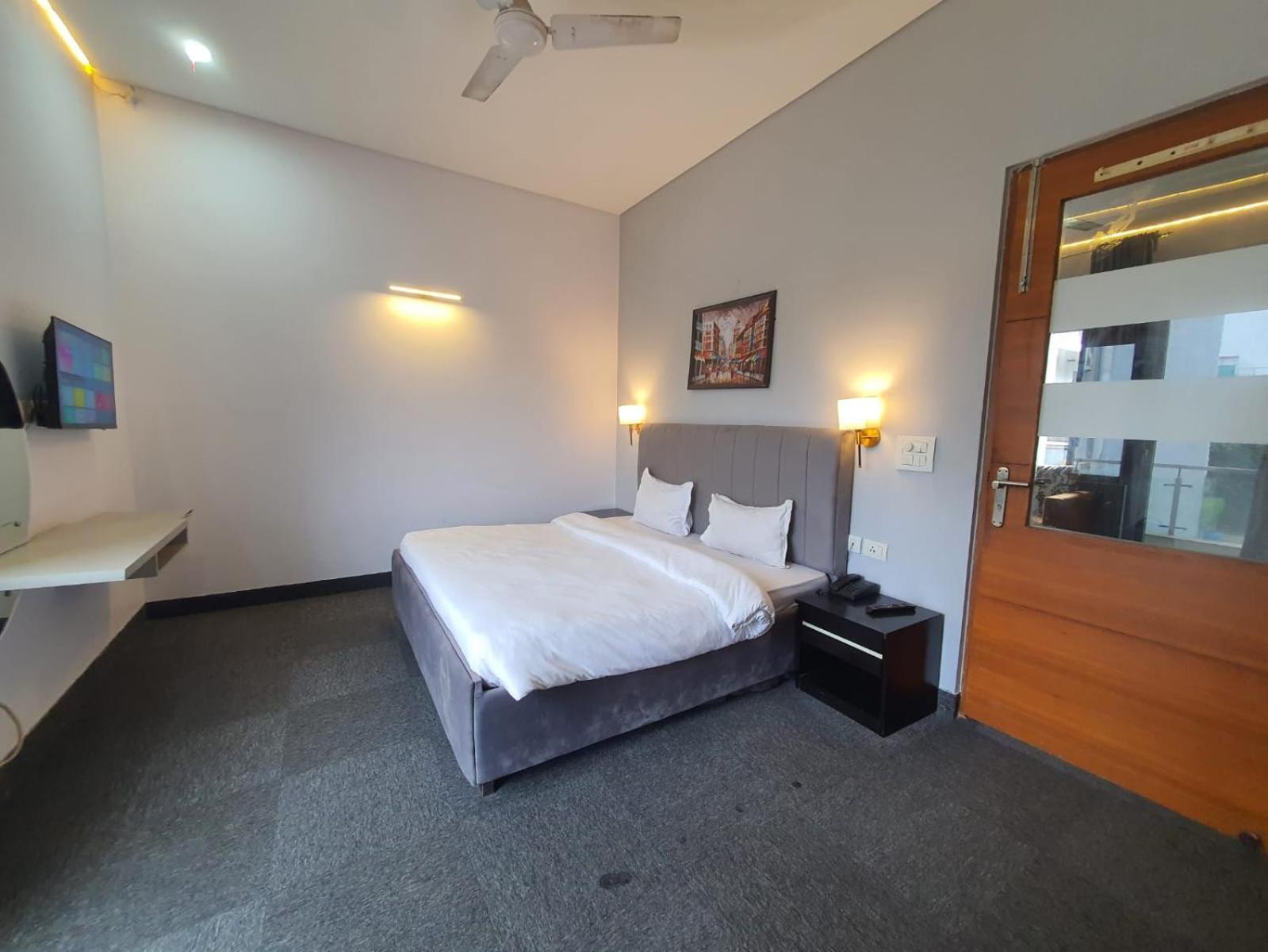 Mallenzo Suites Dlf Phase 1 Γκουργκάον Εξωτερικό φωτογραφία